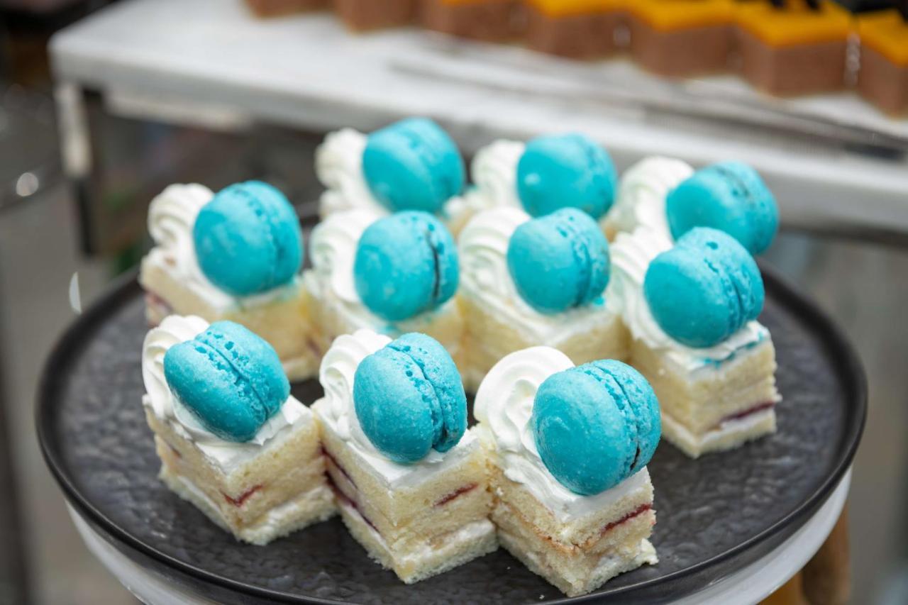 Radisson Blu Hotel, Jeddah Corniche Dış mekan fotoğraf Macarons on top of a cake