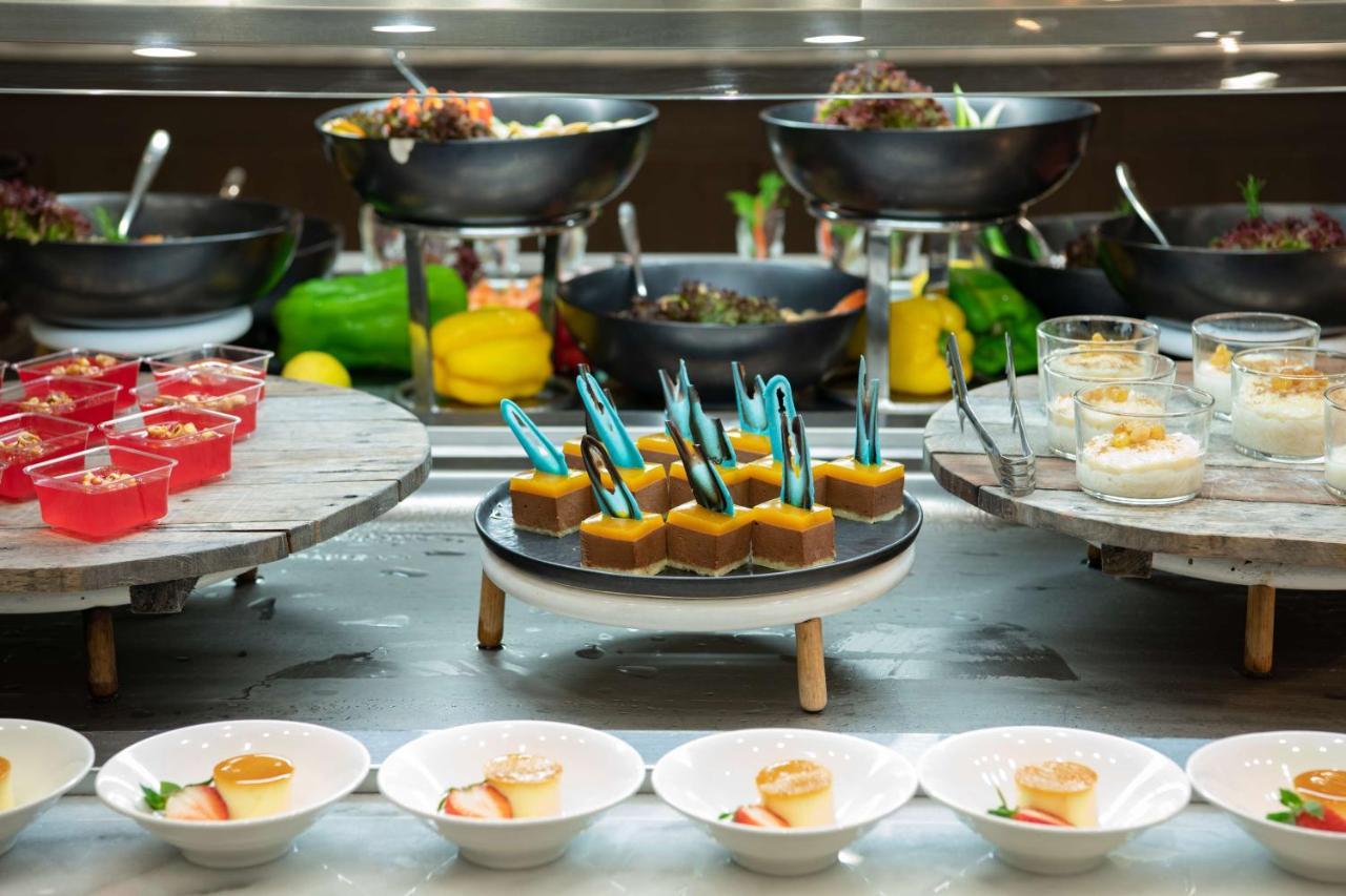 Radisson Blu Hotel, Jeddah Corniche Dış mekan fotoğraf A buffet