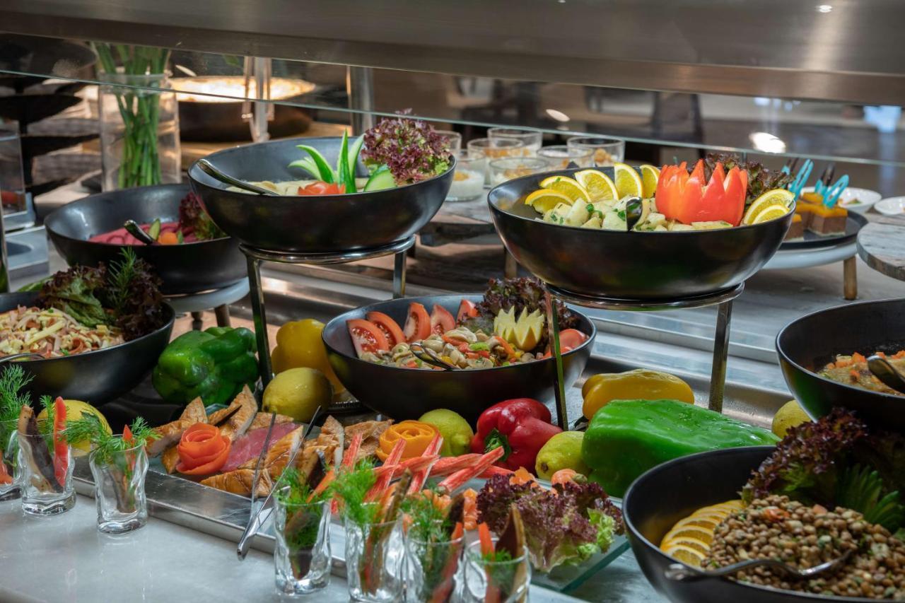 Radisson Blu Hotel, Jeddah Corniche Dış mekan fotoğraf A salad bar
