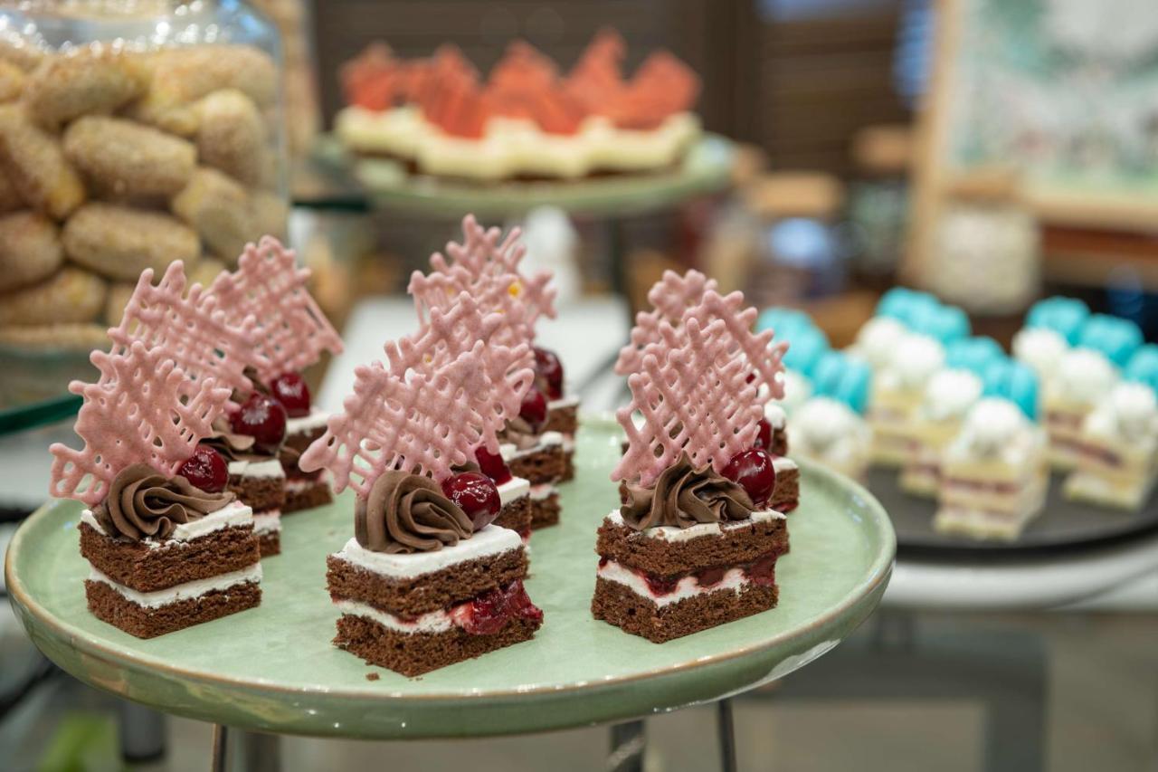 Radisson Blu Hotel, Jeddah Corniche Dış mekan fotoğraf Chocolate cakes