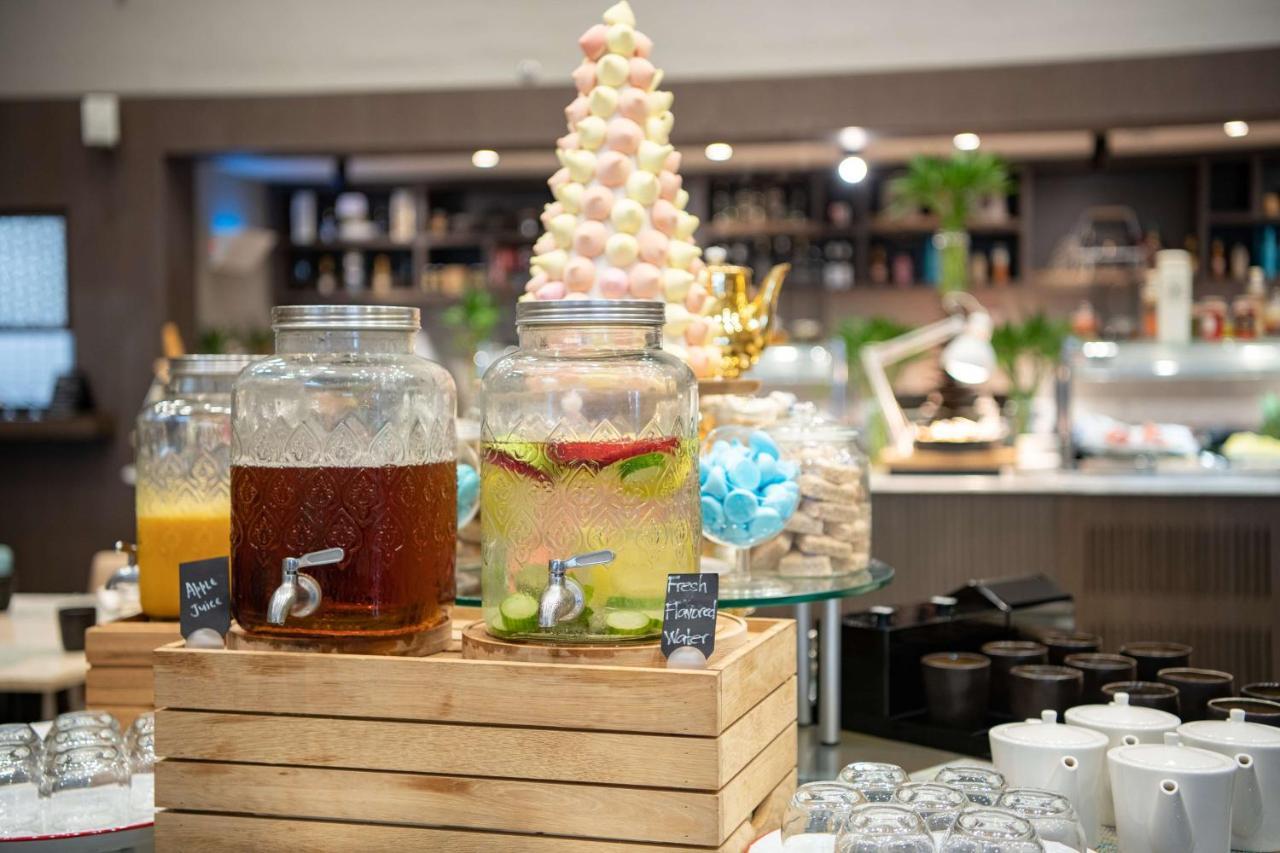 Radisson Blu Hotel, Jeddah Corniche Dış mekan fotoğraf A selection of drinks at a buffet