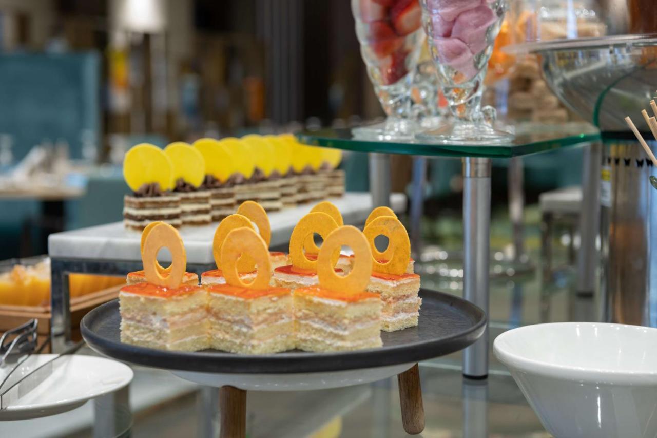 Radisson Blu Hotel, Jeddah Corniche Dış mekan fotoğraf A dessert buffet