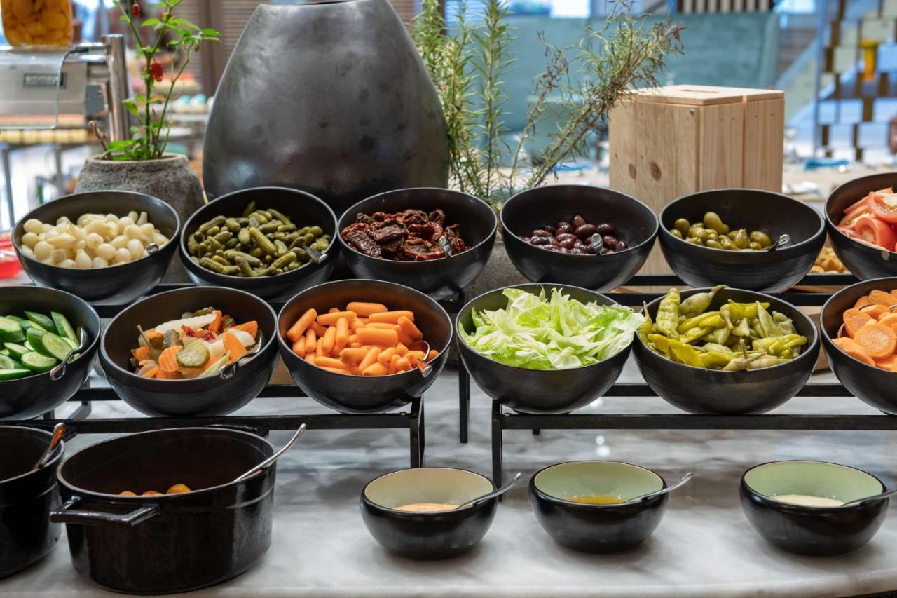Radisson Blu Hotel, Jeddah Corniche Dış mekan fotoğraf A salad bar