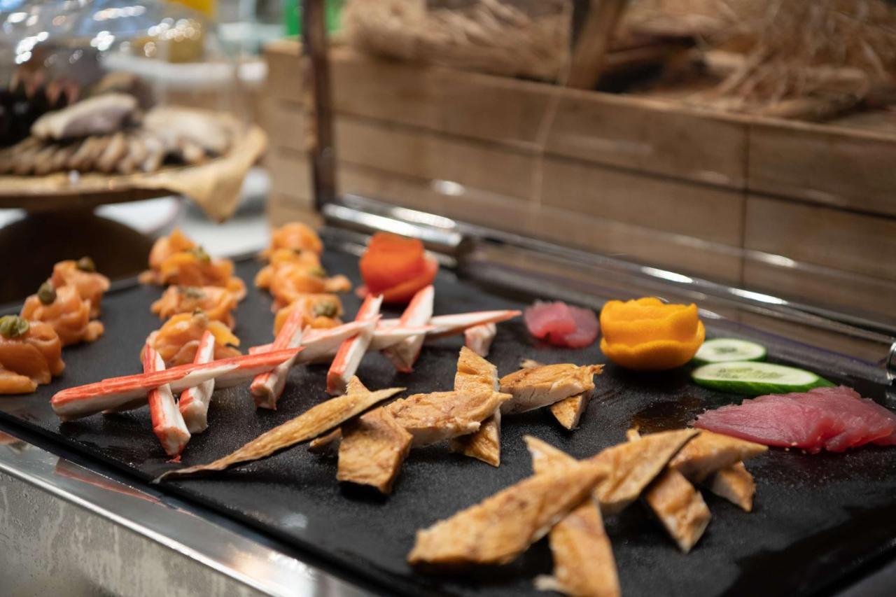 Radisson Blu Hotel, Jeddah Corniche Dış mekan fotoğraf Seafood at a buffet