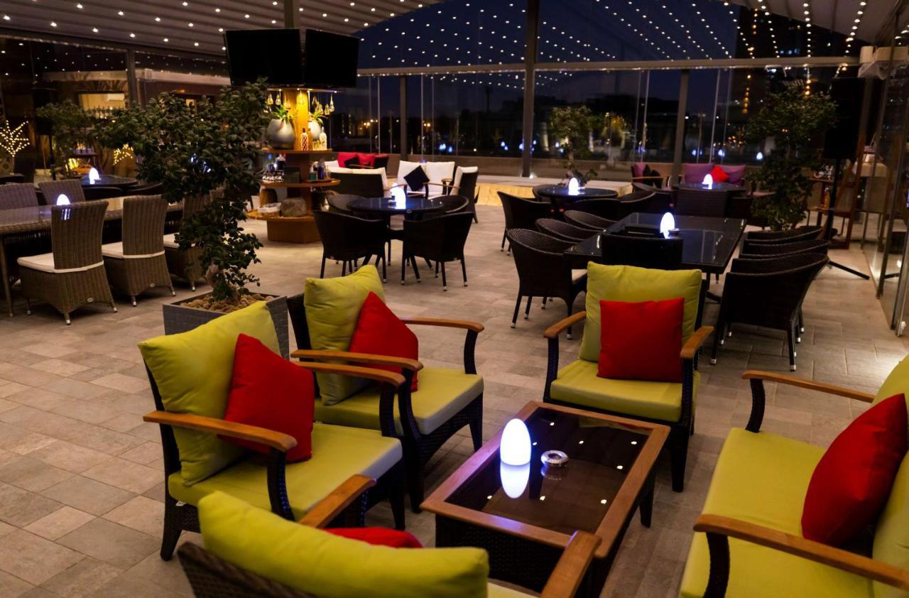 Radisson Blu Hotel, Jeddah Corniche Dış mekan fotoğraf The lounge at the airport