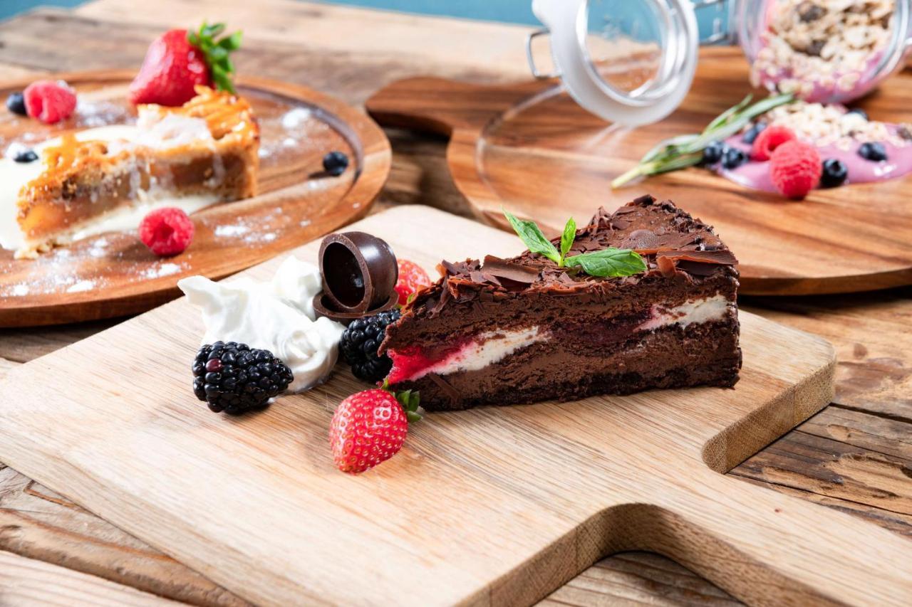 Radisson Blu Hotel, Jeddah Corniche Dış mekan fotoğraf A chocolate cake
