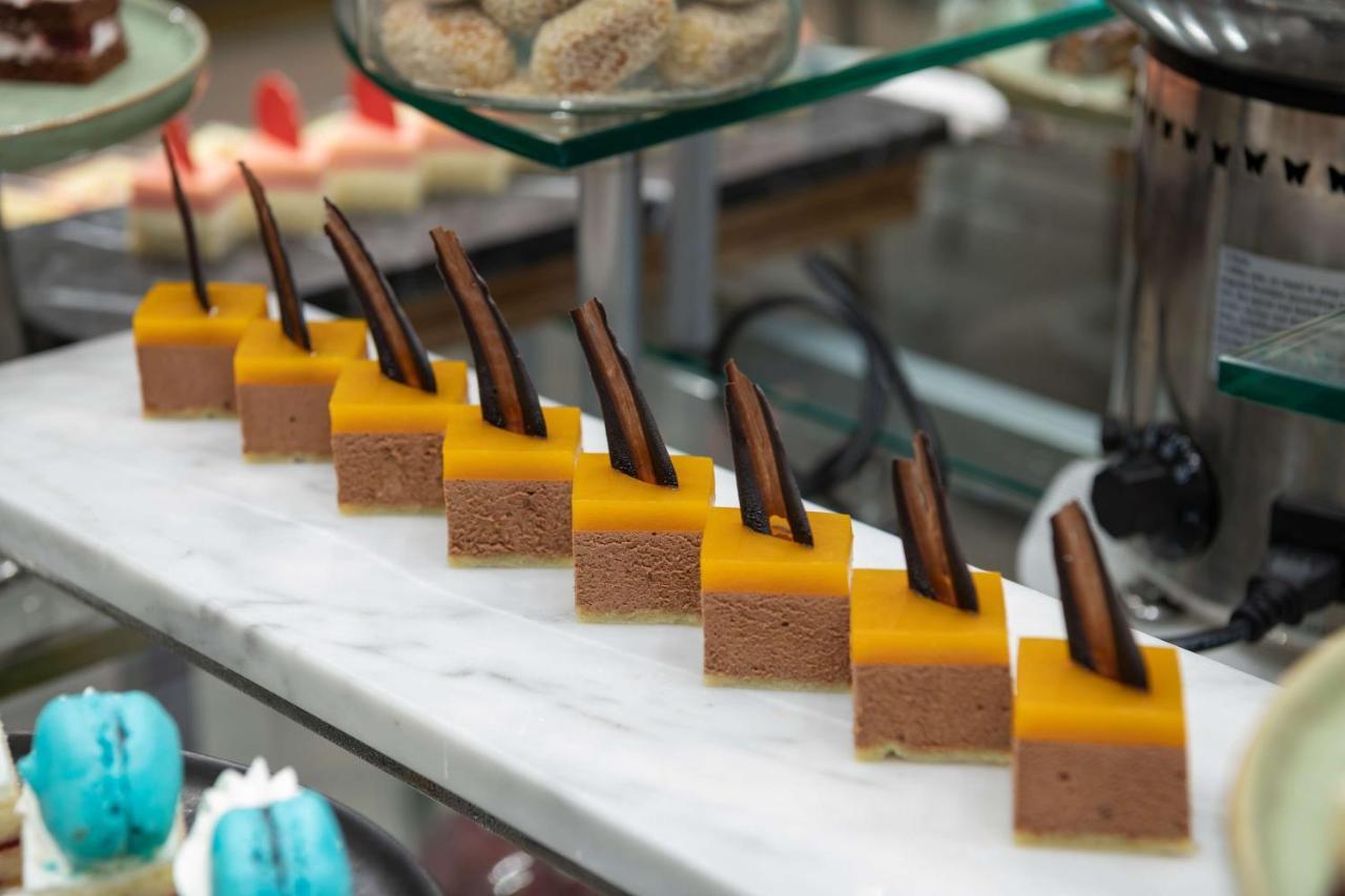 Radisson Blu Hotel, Jeddah Corniche Dış mekan fotoğraf A row of petit fours