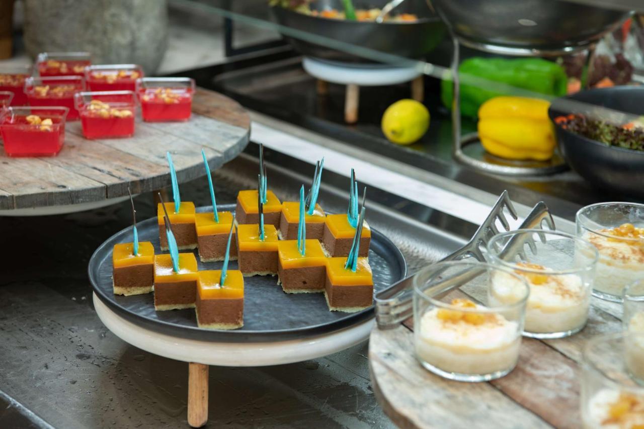 Radisson Blu Hotel, Jeddah Corniche Dış mekan fotoğraf A selection of desserts