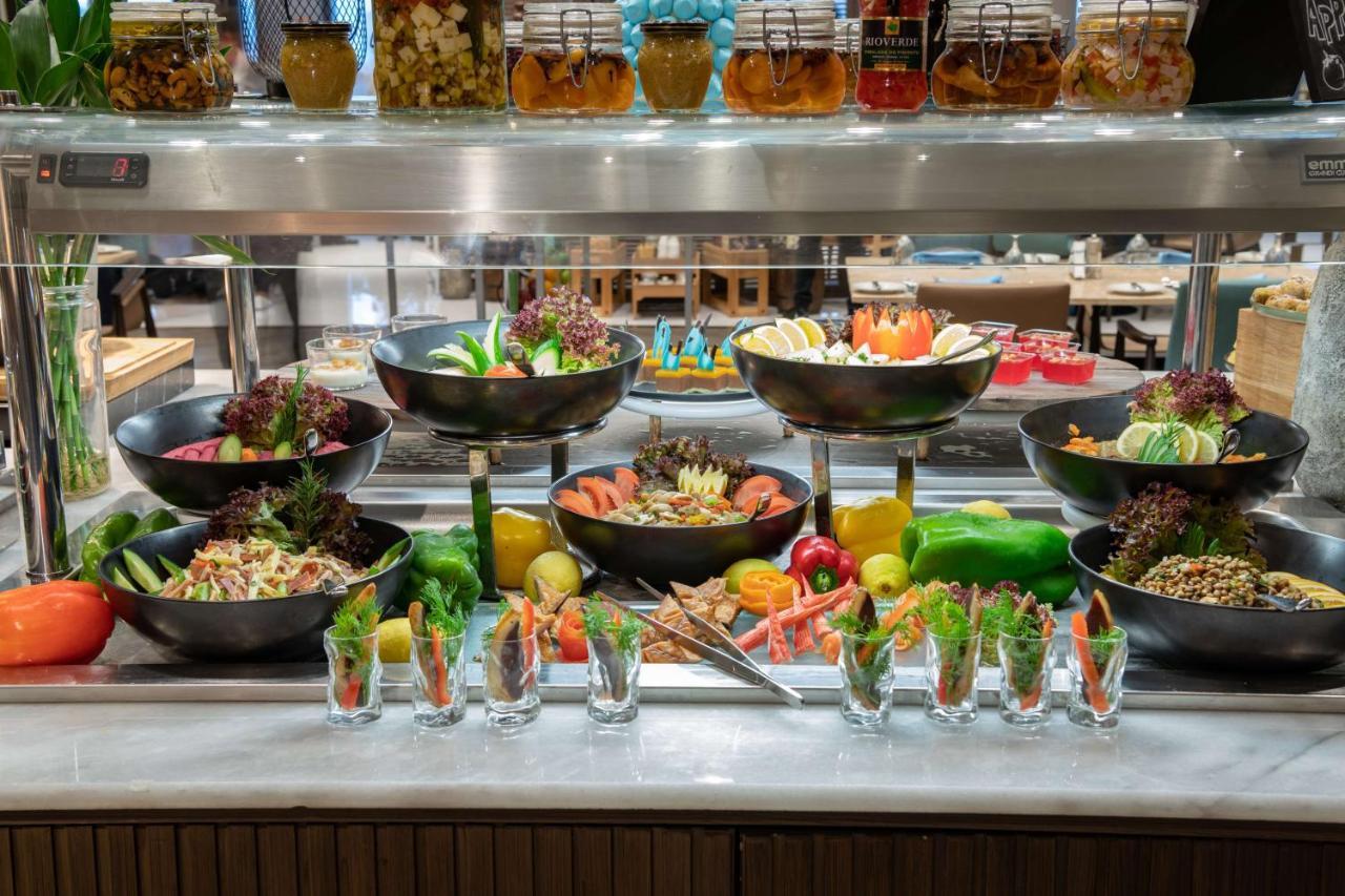 Radisson Blu Hotel, Jeddah Corniche Dış mekan fotoğraf A salad bar