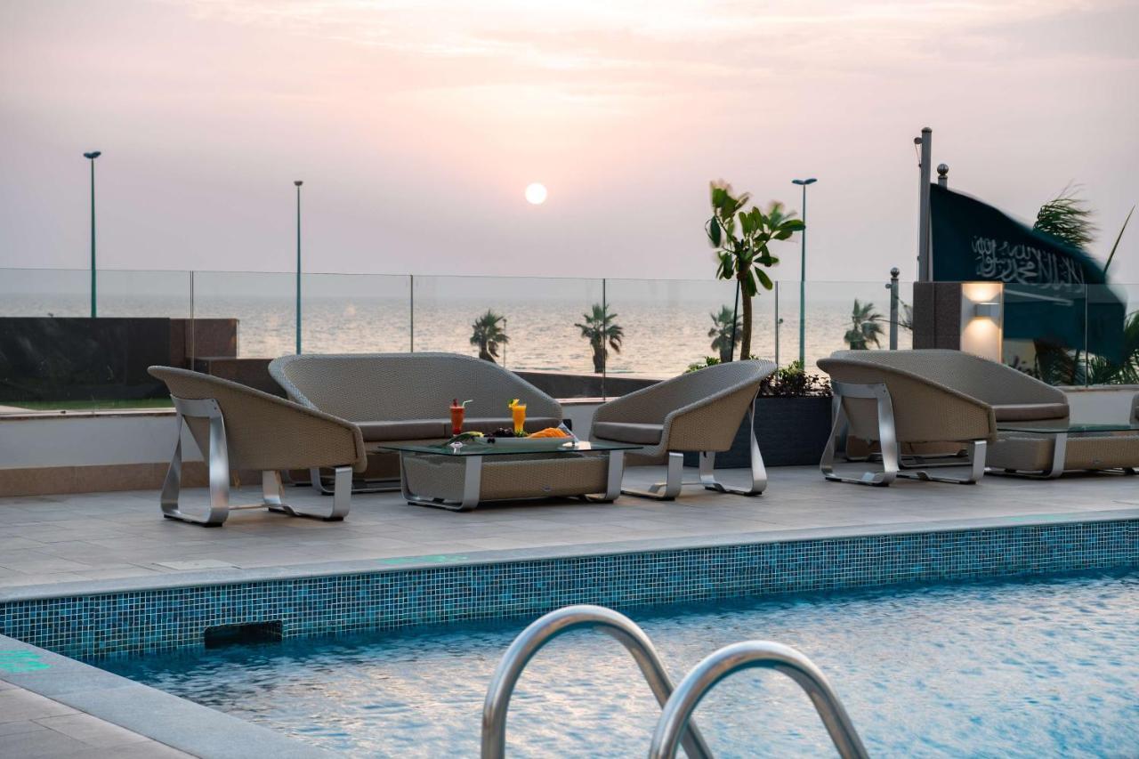 Radisson Blu Hotel, Jeddah Corniche Dış mekan fotoğraf The swimming pool at the hotel