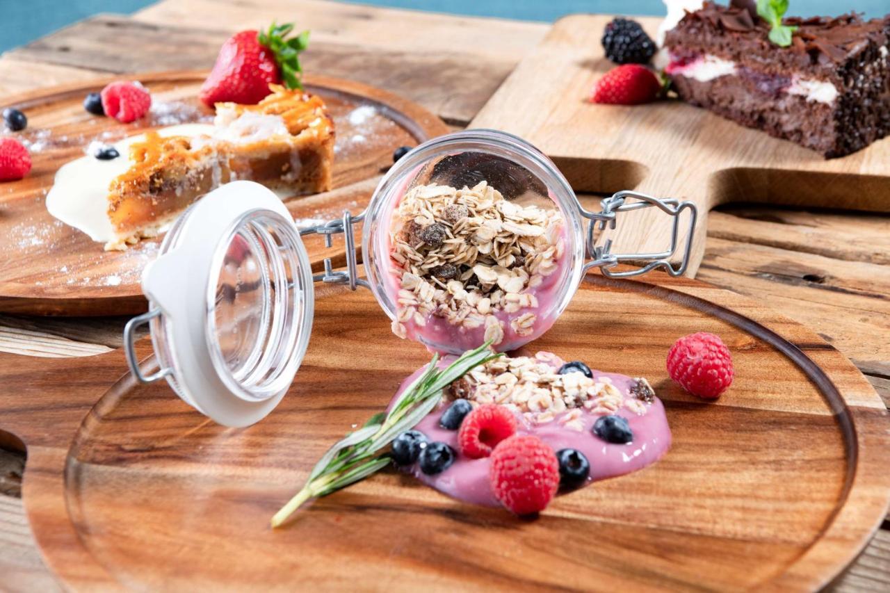 Radisson Blu Hotel, Jeddah Corniche Dış mekan fotoğraf A breakfast parfait