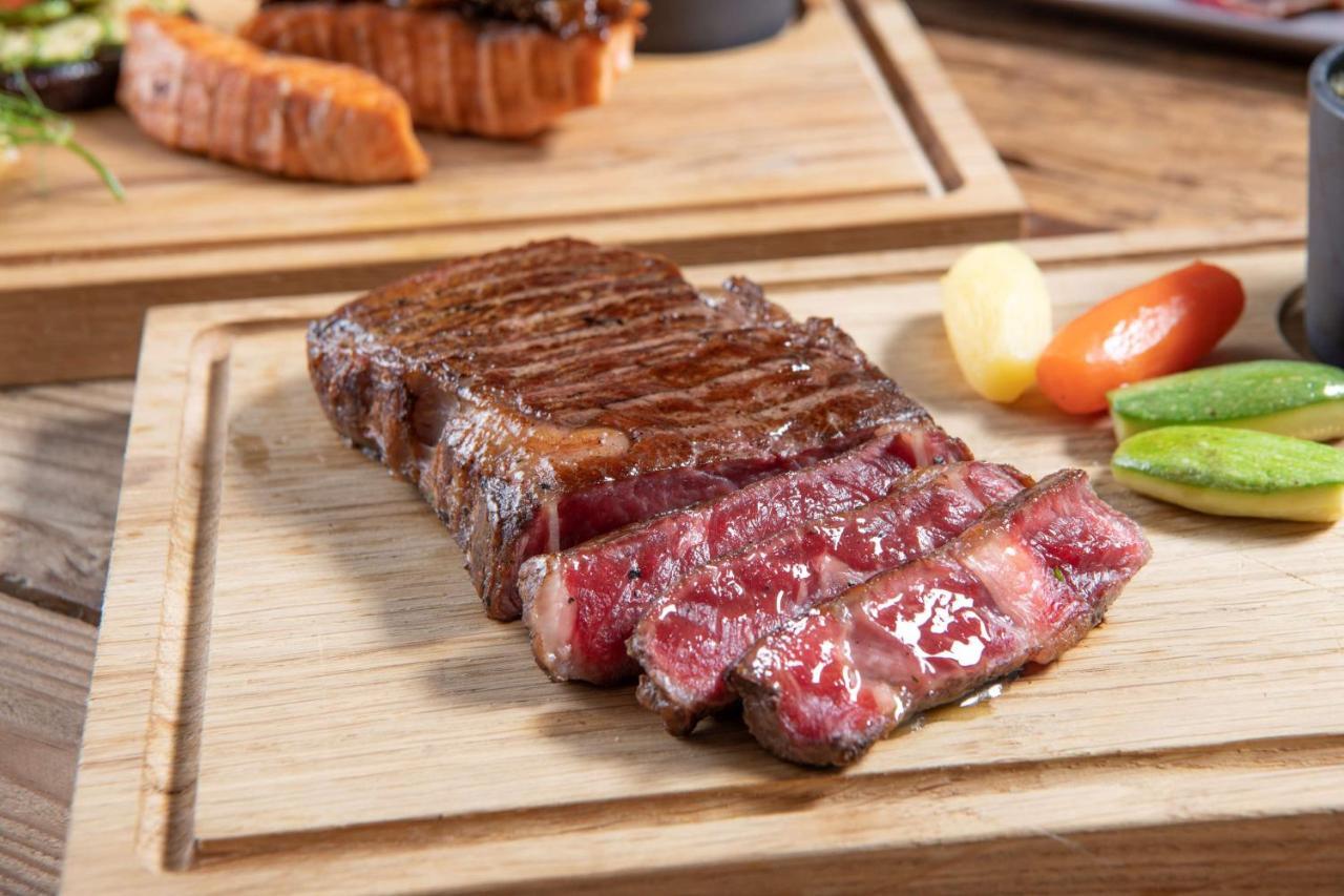 Radisson Blu Hotel, Jeddah Corniche Dış mekan fotoğraf A grilled strip steak