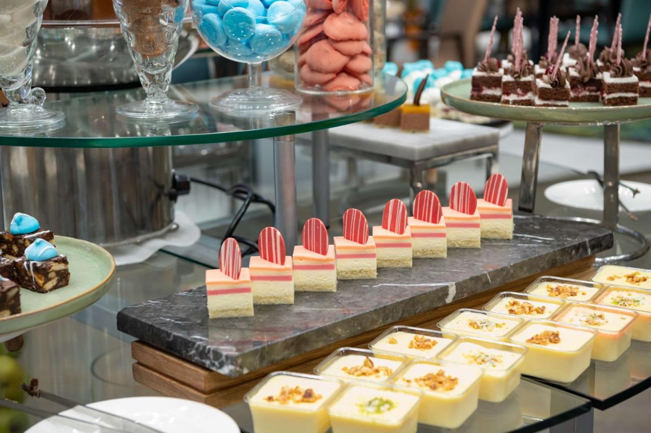 Radisson Blu Hotel, Jeddah Corniche Dış mekan fotoğraf A selection of petit fours