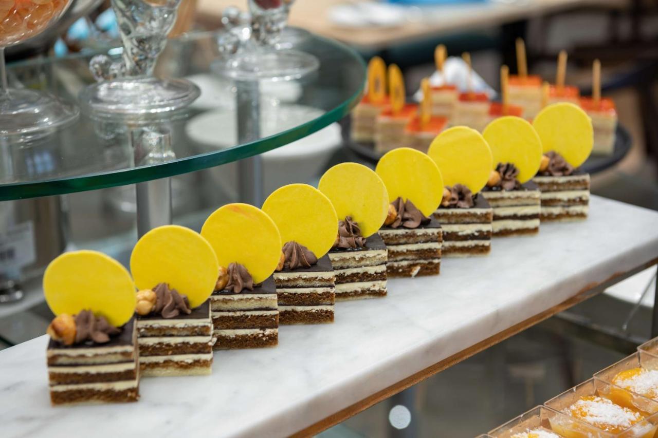 Radisson Blu Hotel, Jeddah Corniche Dış mekan fotoğraf A row of dobos torte
