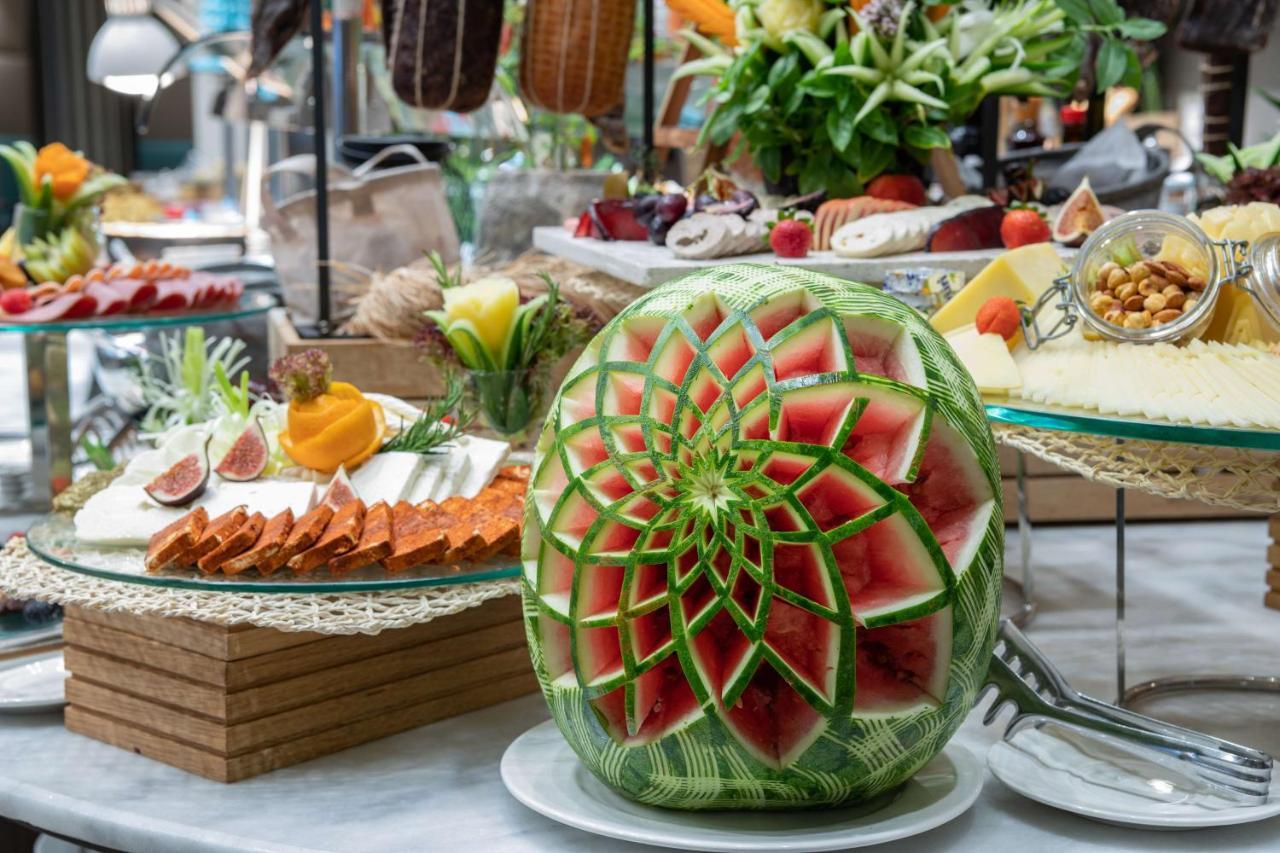 Radisson Blu Hotel, Jeddah Corniche Dış mekan fotoğraf A watermelon carving