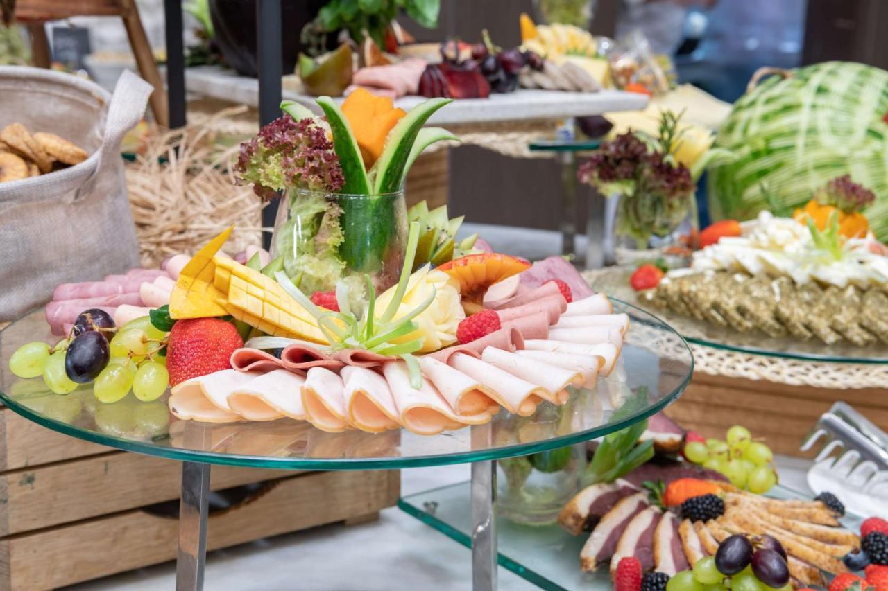 Radisson Blu Hotel, Jeddah Corniche Dış mekan fotoğraf A buffet