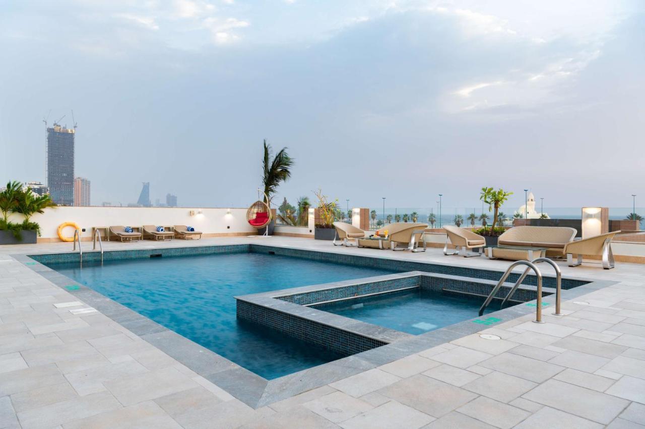 Radisson Blu Hotel, Jeddah Corniche Dış mekan fotoğraf Rooftop pool at the hotel