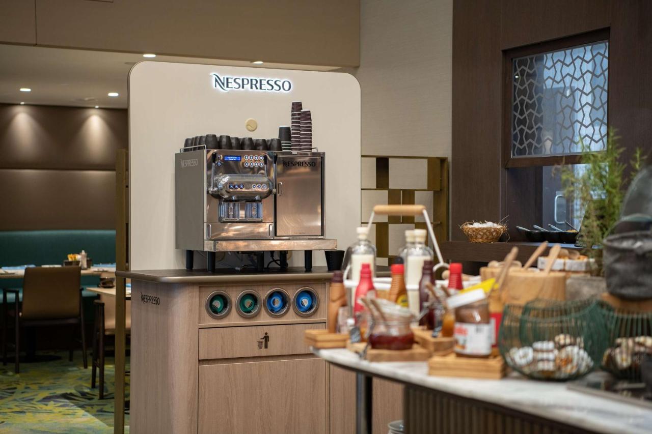 Radisson Blu Hotel, Jeddah Corniche Dış mekan fotoğraf A Nespresso machine