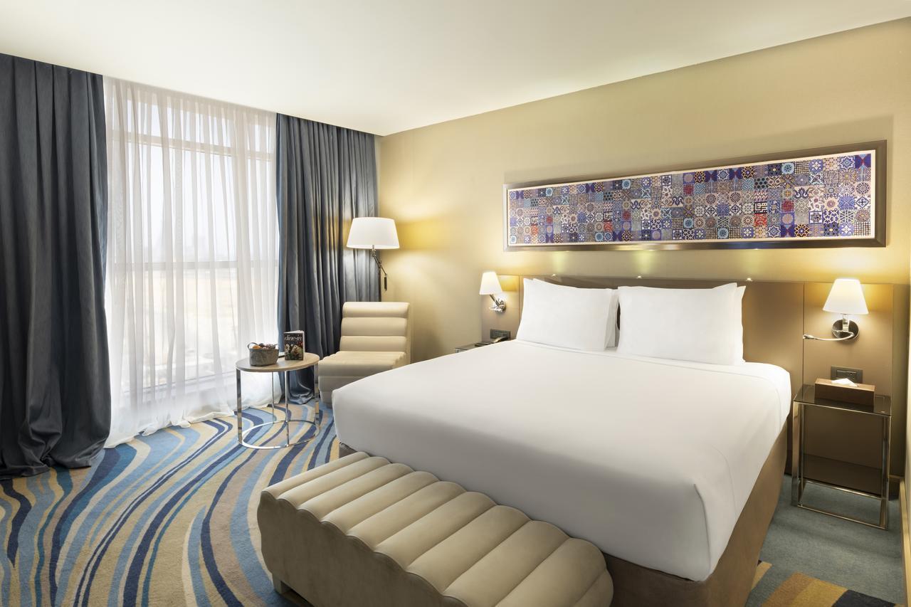 Radisson Blu Hotel, Jeddah Corniche Dış mekan fotoğraf A bedroom at the hotel
