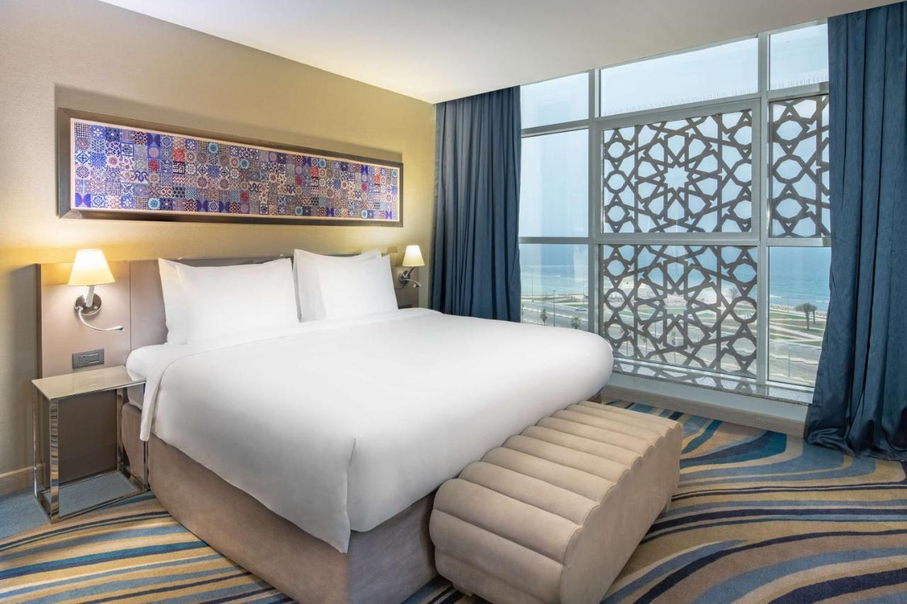 Radisson Blu Hotel, Jeddah Corniche Dış mekan fotoğraf A bedroom at the hotel